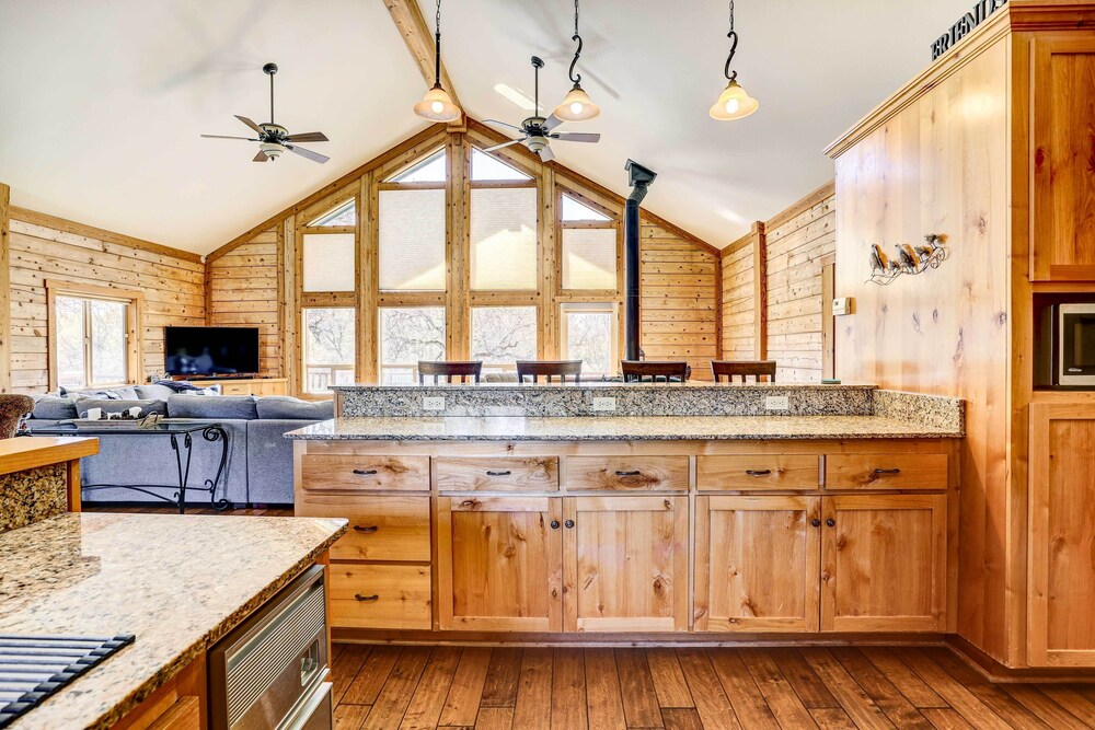 Spacious Mariposa Cabin w/ Deck & Private Hot Tub! view 2