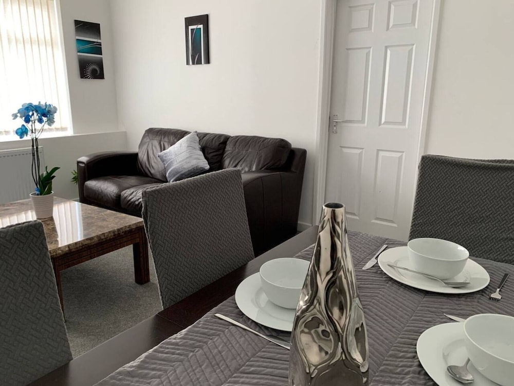 Large 5 Bed House / Wolverhampton + Parking view 3