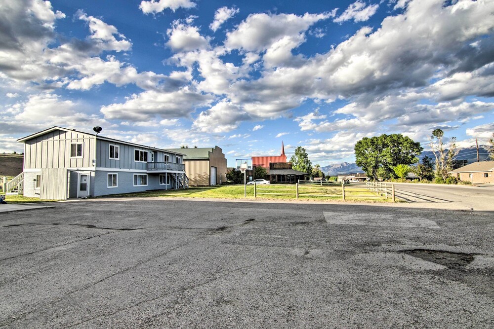 Montana's Emigrant Peaks Getaway: Apt w/ Mtn Views