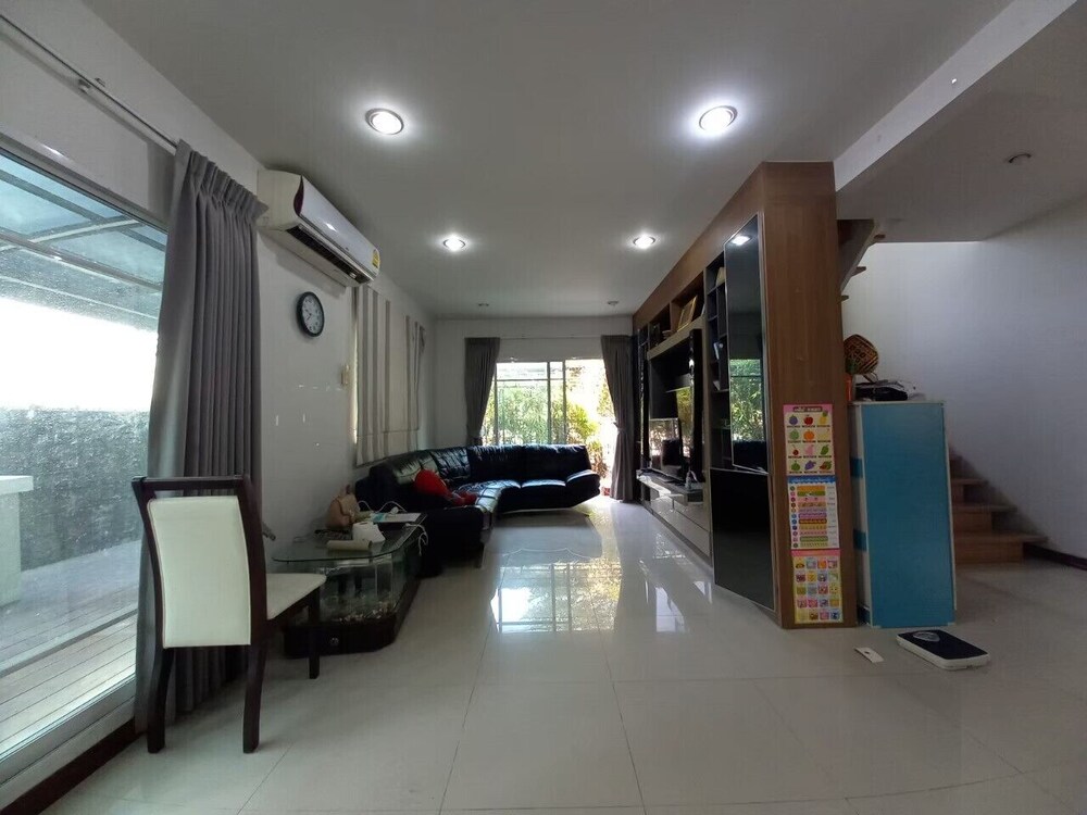 Spacious Entire House With Shared Fitness Room and Shared Indoor Pool in Club
