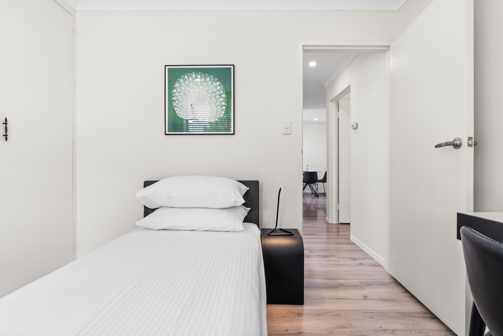 Elegant 2-bed With Balcony by Parks and Amenities