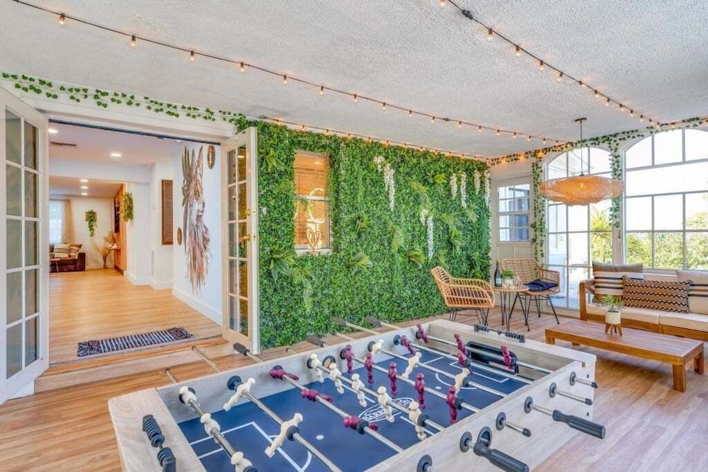 Fox Garden Luxury Boho Near Downtown & Beach 4 Bedroom Home