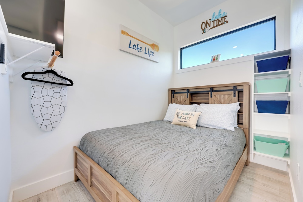 Cozy Canyon Lake Studio w/ Forest & Creek Views!