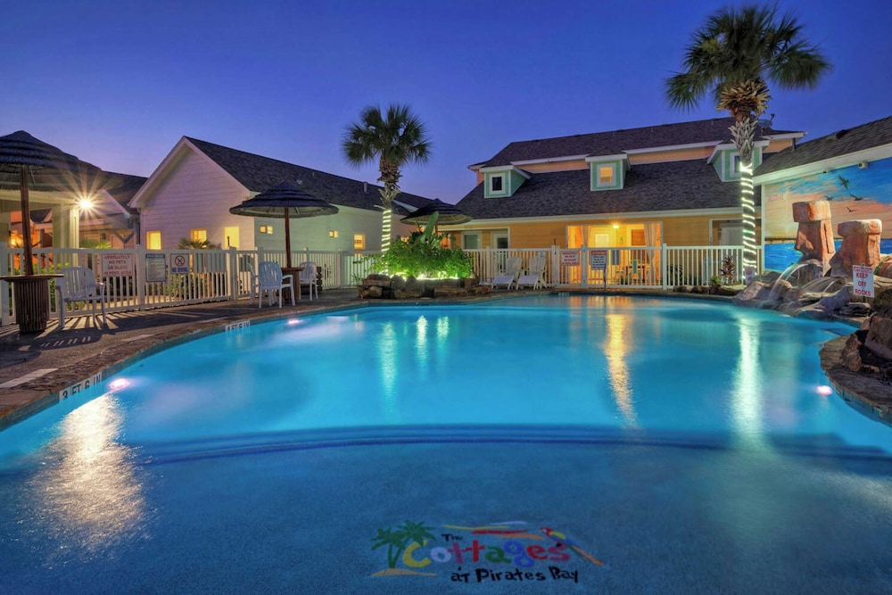 Sleeps 18 2 Beach Homes w/ 2 Pools, Playground, Covered Patios Pirates Bay
