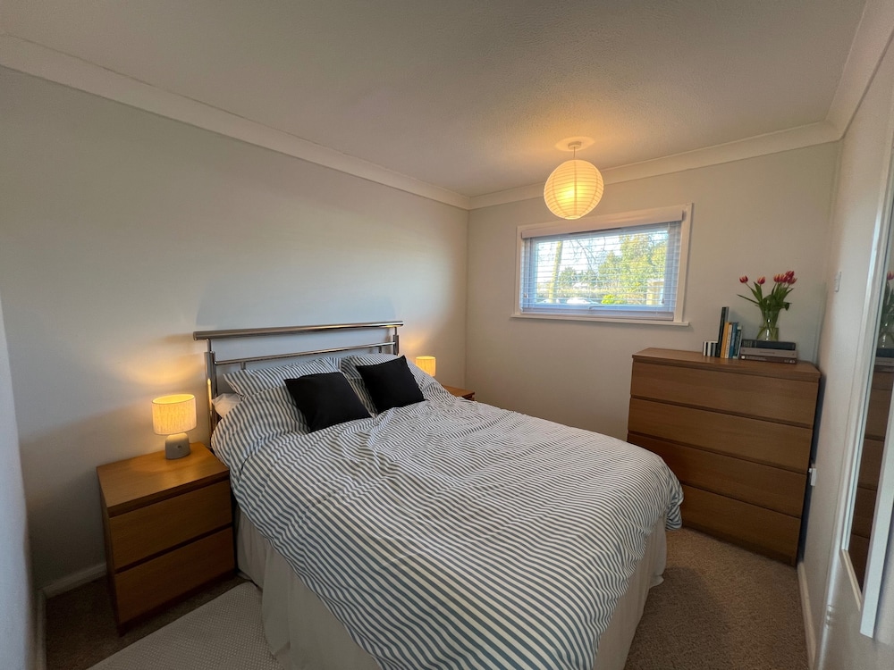 Beach Chalet - 2 Bedrooms - 4 Guests - Parking