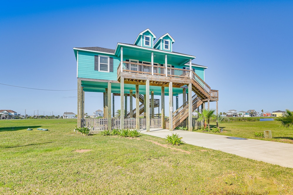 Near Beach Access: Galveston Home w/ Grill & Patio