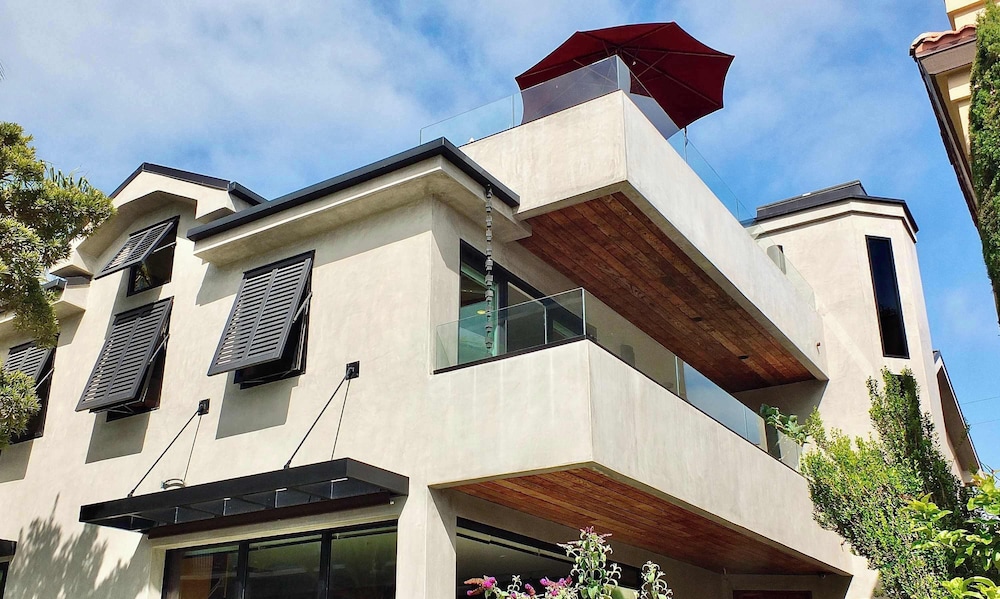 Naples Luxury Retreat - 2 BDR Stay for 4 With Rooftop Patio Near Shops