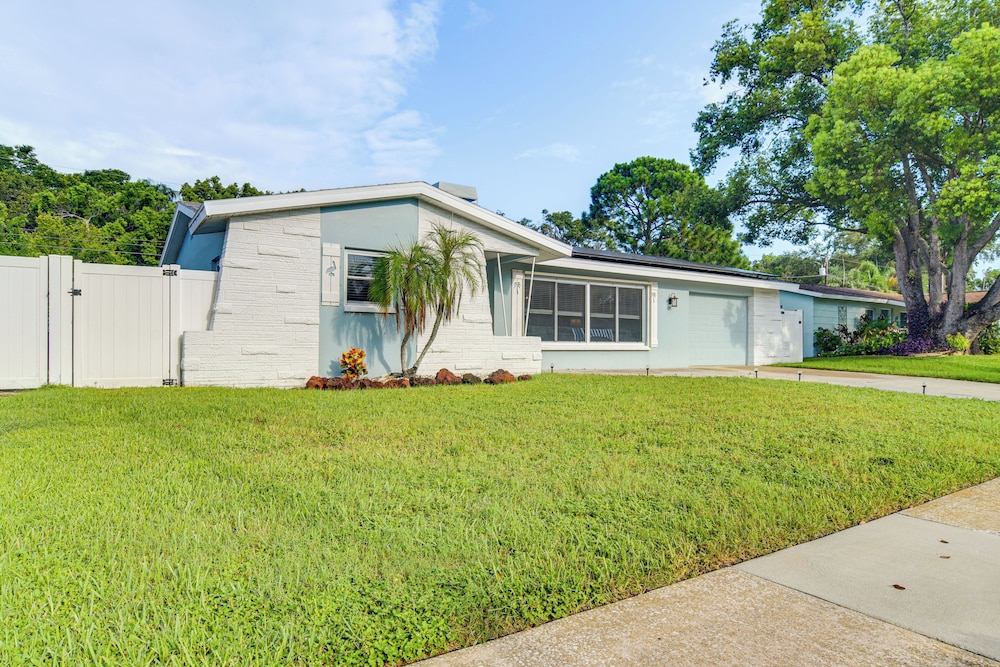 6 Mi to Clearwater Beach: Home w/ Furnished Lanai