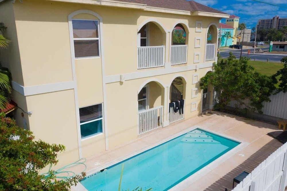 Open & Modern Pool #b Walk To Beach 2 Bedroom Condo