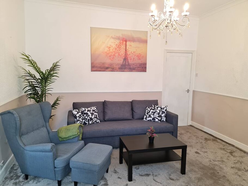 Large 3 Bed Flat Free Parking