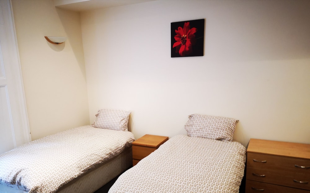 Exchequer Grange - Hostel view 5