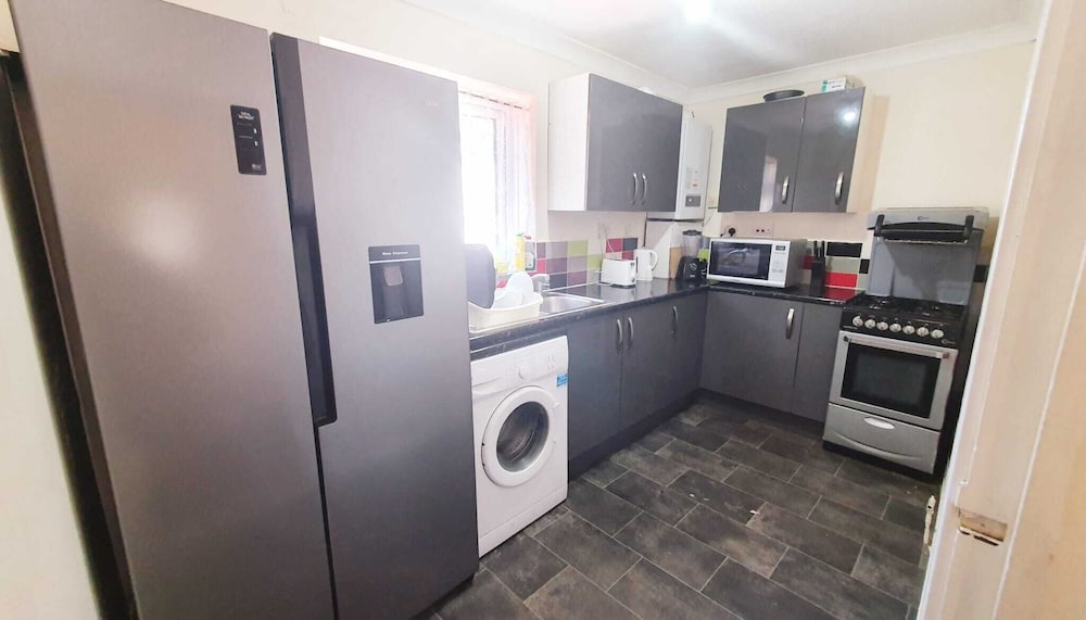 Remarkable 1-bed Flat in Slough, Near Farnham Road view 4