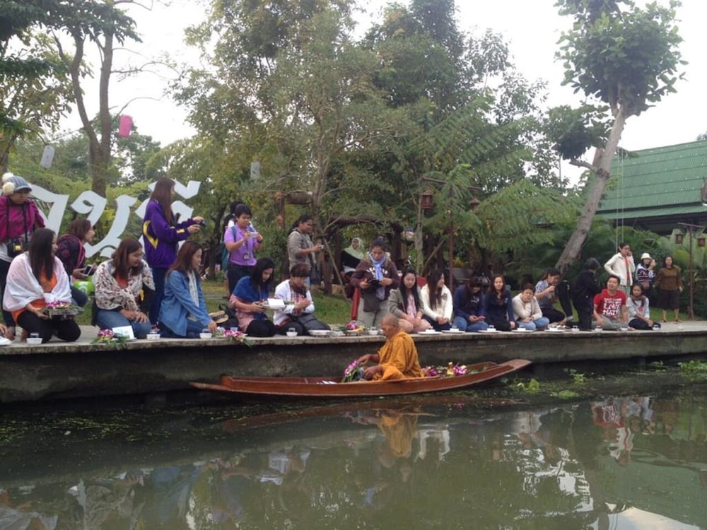 Aioun At Amphawa