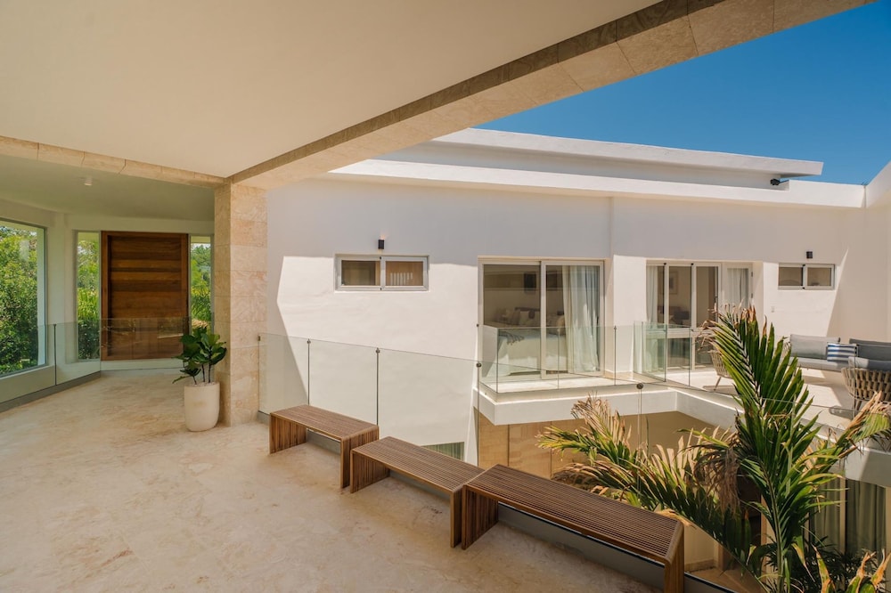 Modern 6 BDR Golf Front Villa in Luxury Beach Resort w Pool and Heated Jacuzziz