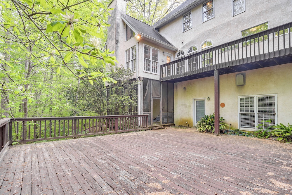 3 Mi to Roswell Riverwalk: Spacious Getaway!