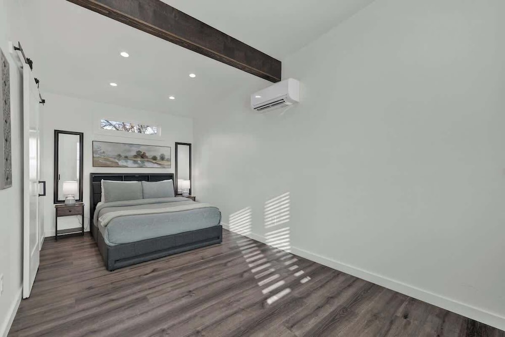 Family-friendly Hill Country Retreat Sleeps 11 + Hot Tubs