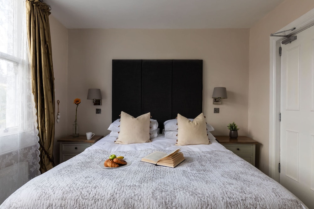 Stylish 4-bedroom Townhouse in the Heart of Bath