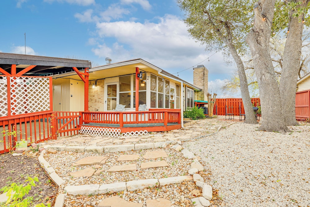3 Mi to Randolph Afb: Family Home w/ Poker Table!