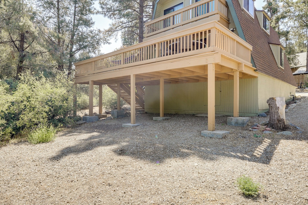 Walk to Village: Cozy Cabin in Pine Mountain Club!