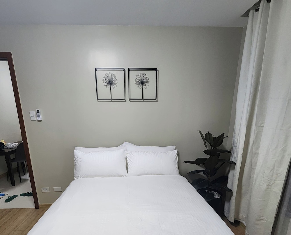 Cozy 1BR Condo in Mandaluyong City With City Skyline View