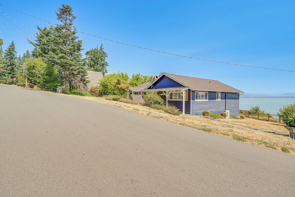 Mtn-view Camano Island Retreat Overlooking Beach
