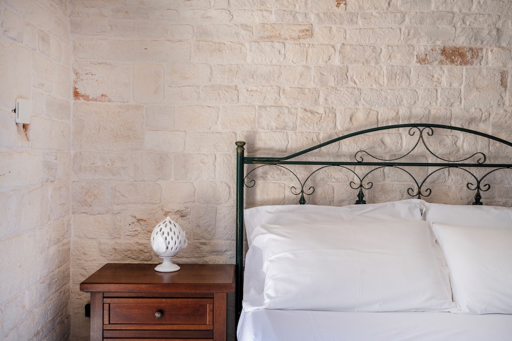 TRULLI CONTENTO ROOMS E APARTMENTS view 4