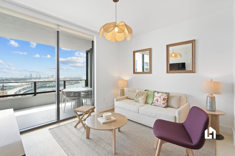 Stylish Apartments with Partial Ocean Views in Downtown