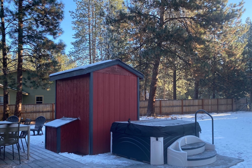 Quiet River Bend Cabin by Avantstay 35 Mins to Mt Bachelor 10 Mins to Town Centre Hot Tub