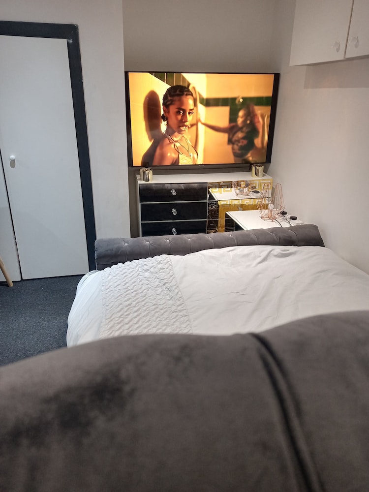 Beautiful En-suite Studio in Leeds -lower Floor view 5