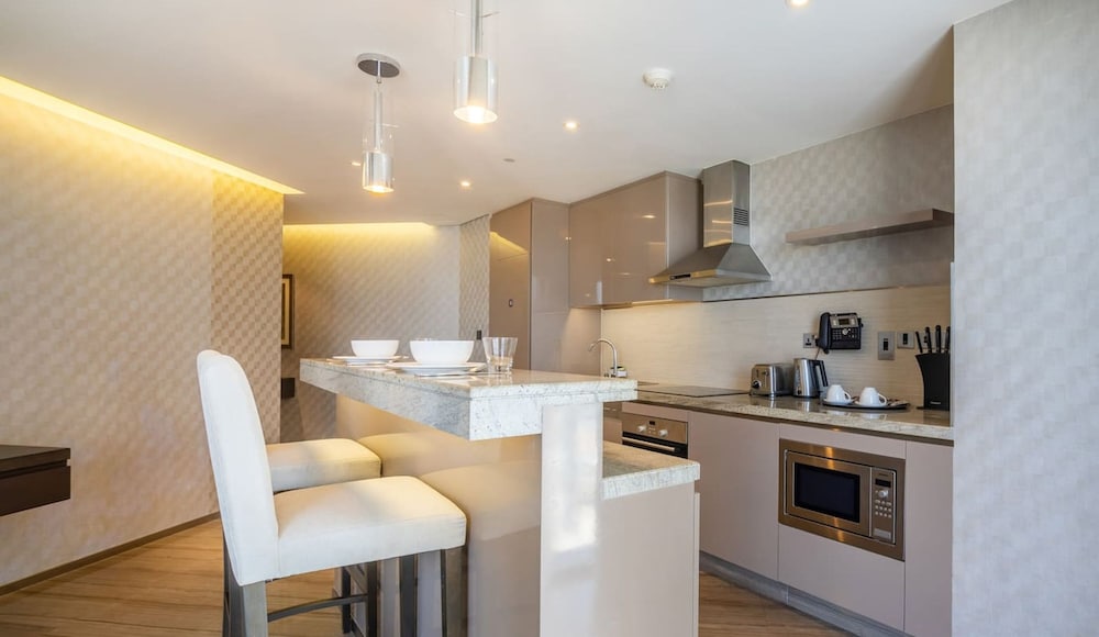 Elegant 1BR Apartment Near Dubai Frame