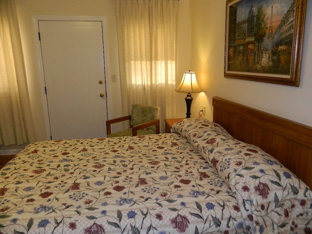 Twin Oaks Motel