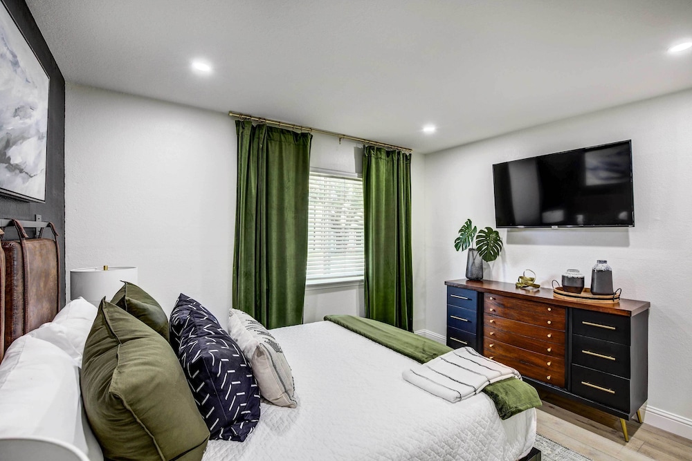 Dallas / Fort Worth Vacations - Stylish Allen Home Near Watters Creek Village - Property Image 3