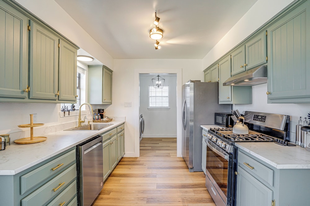 7 Mi to Lake Bridgeport: Home w/ Yard & Grill!