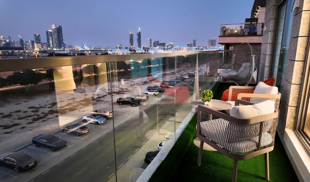 Luxury 1BR w/ Balcony & Burj Khalifa View