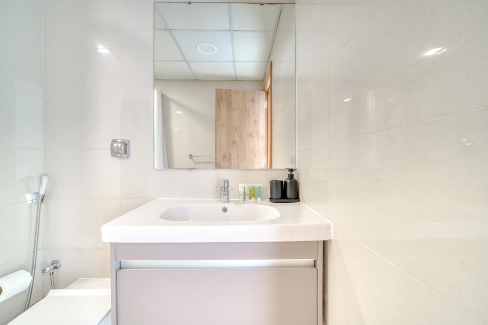 Premium 2BR Apt w Marina Views