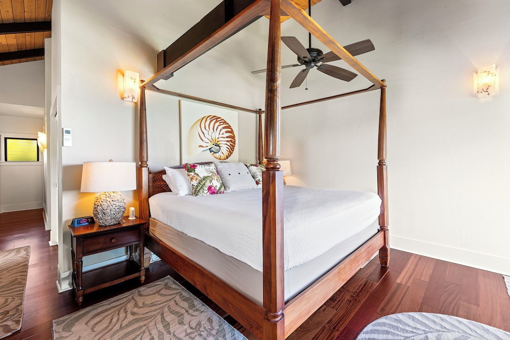 Beautiful Oceanfront - Air-conditioned - Sleeps 6 - Walk to Beach - Vrkcv