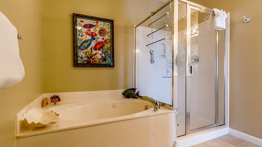 Spacious 3-bedroom Beachfront Condo Pool, Large Balcony