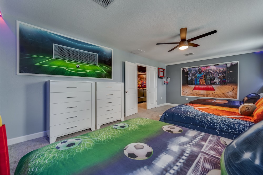 9 Bedroom Family Friendly Retreat - Private Pool