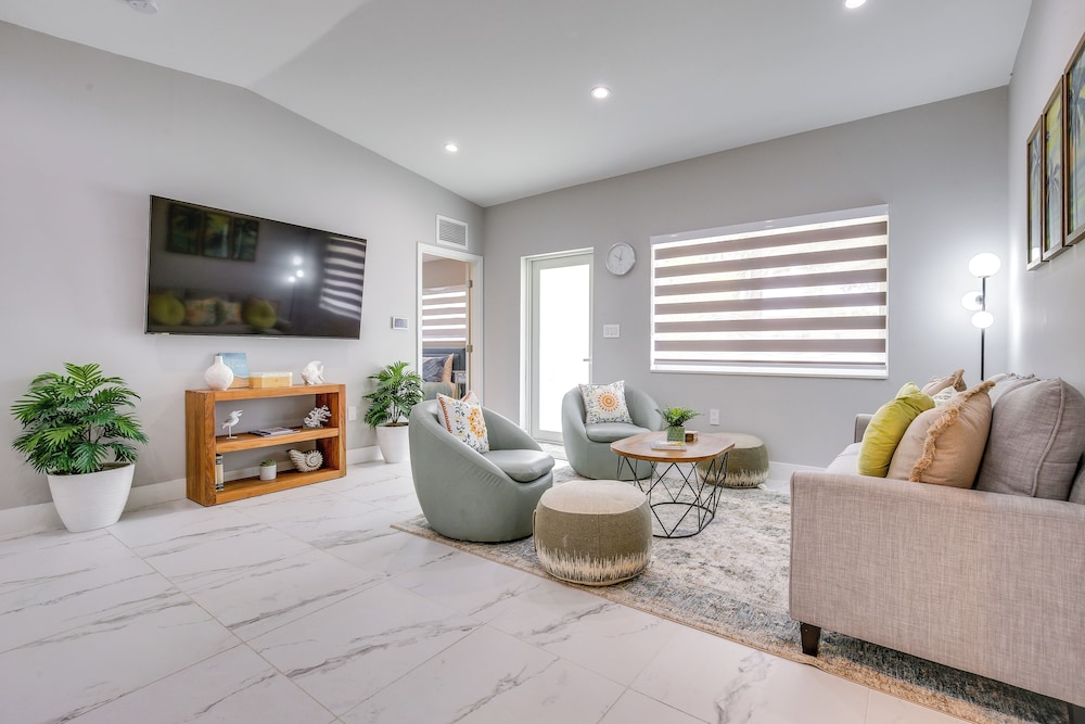 Chic North Miami House ~ 7 Mi to Hard Rock Stadium
