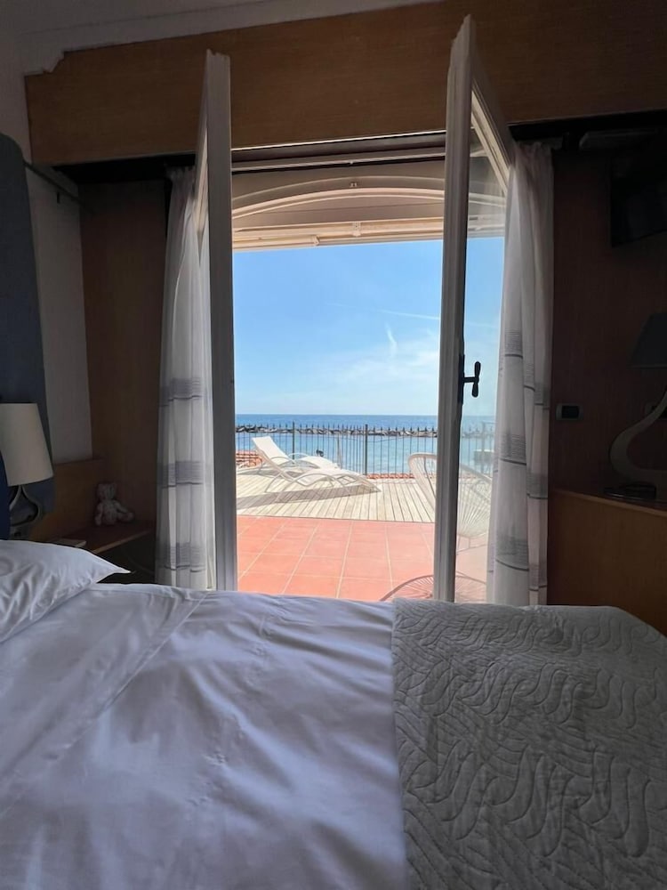 VILLA RITA SEA FROT VIEW