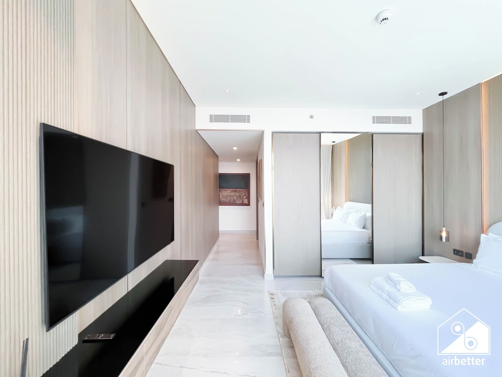 Luxurious 3BR Canal View Apartment Pool + Gym