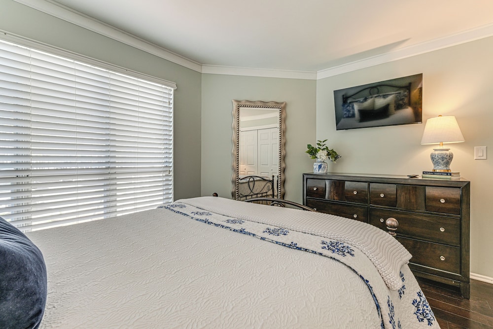 Waterfront Lake Norman Retreat w/ Pool Access!