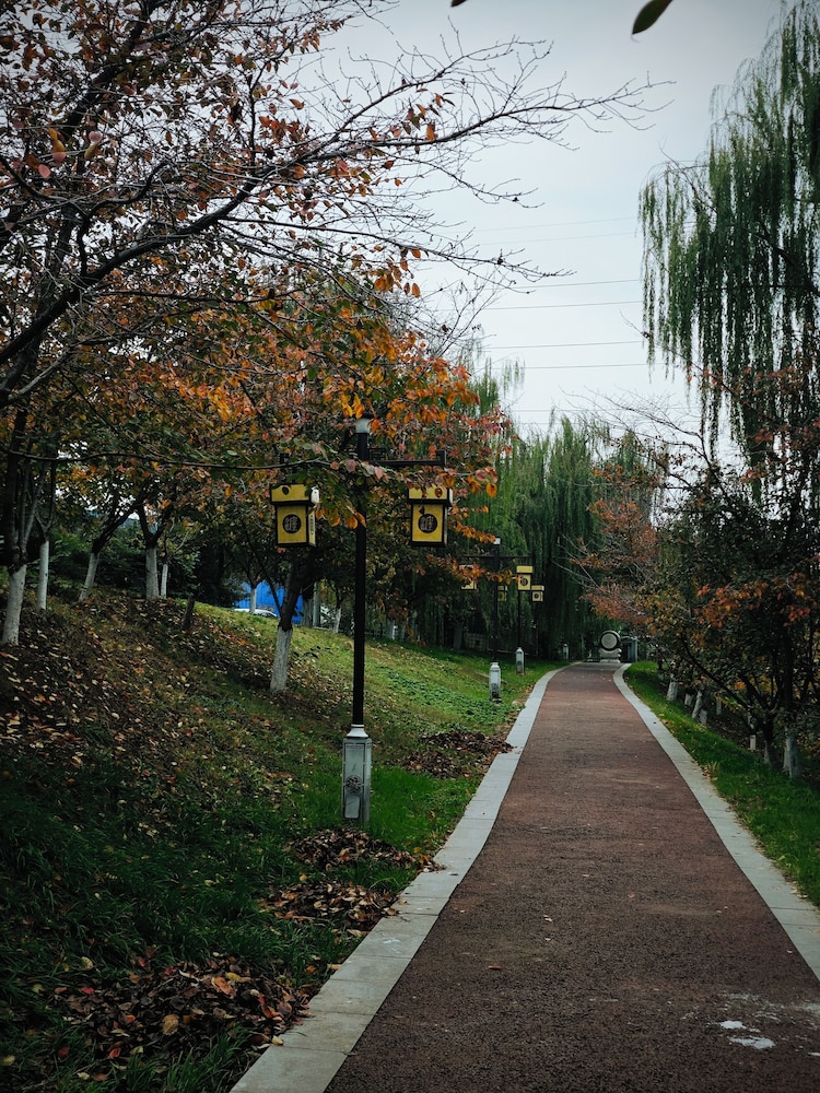 Qichi Waterfront B&B Hotel