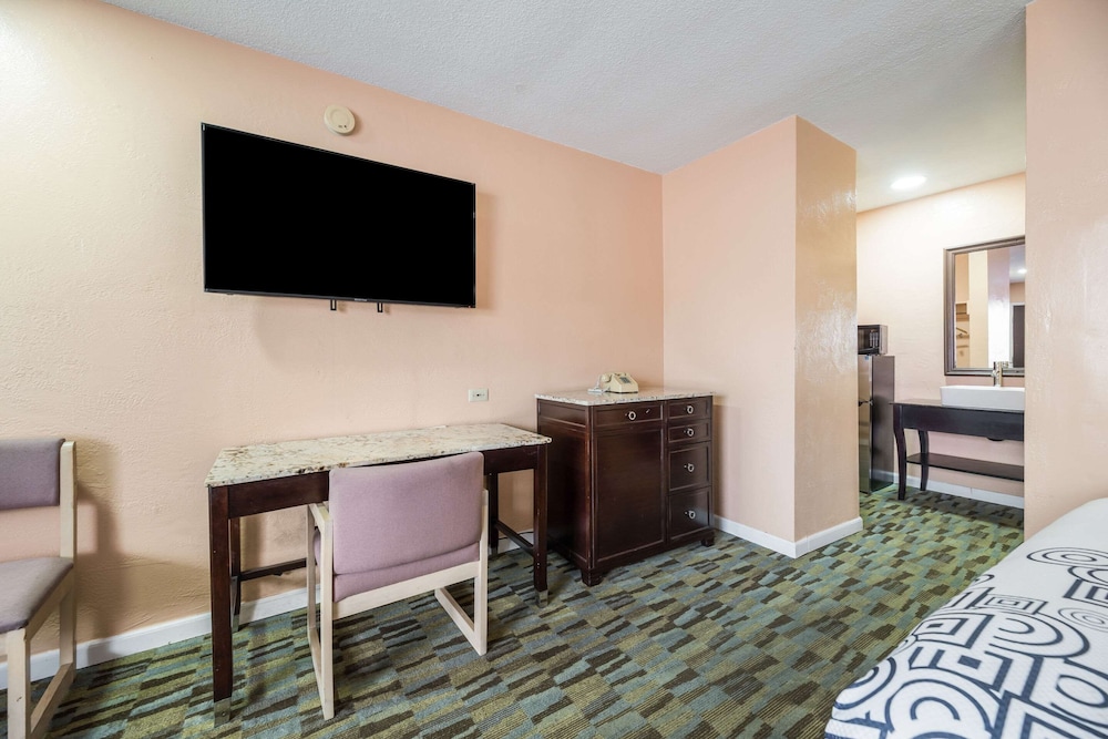 Modesto Vacations - Rodeway Inn - Property Image 16