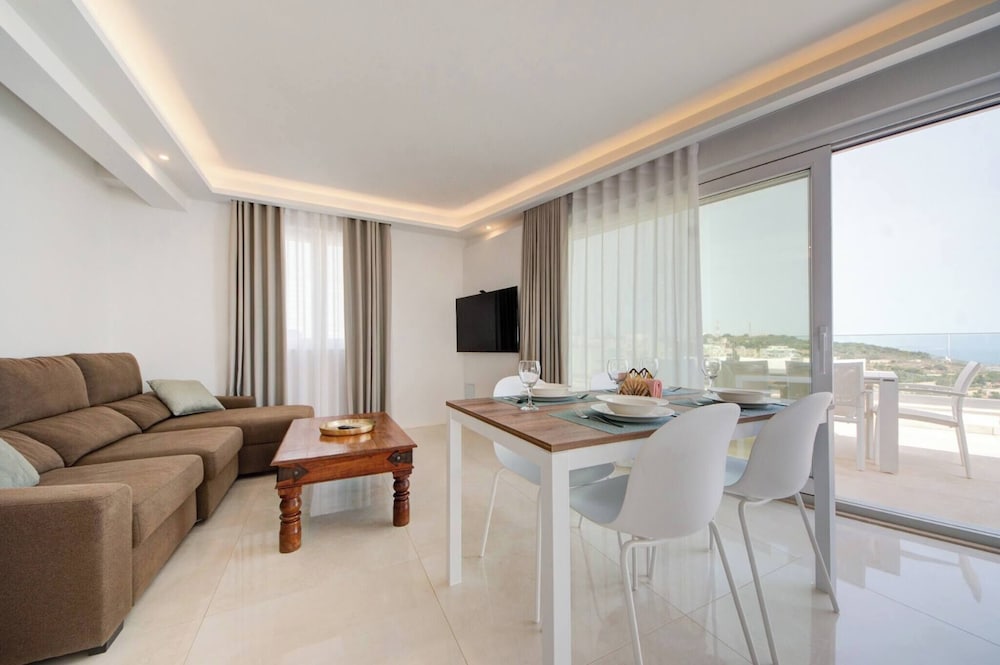 Luxury Penthouse With Private Pool and sea Views, Sleeps 6