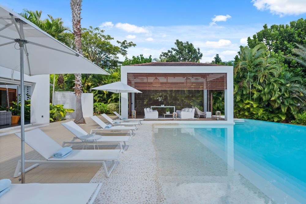 Beautifully-designed Contemporary Villa