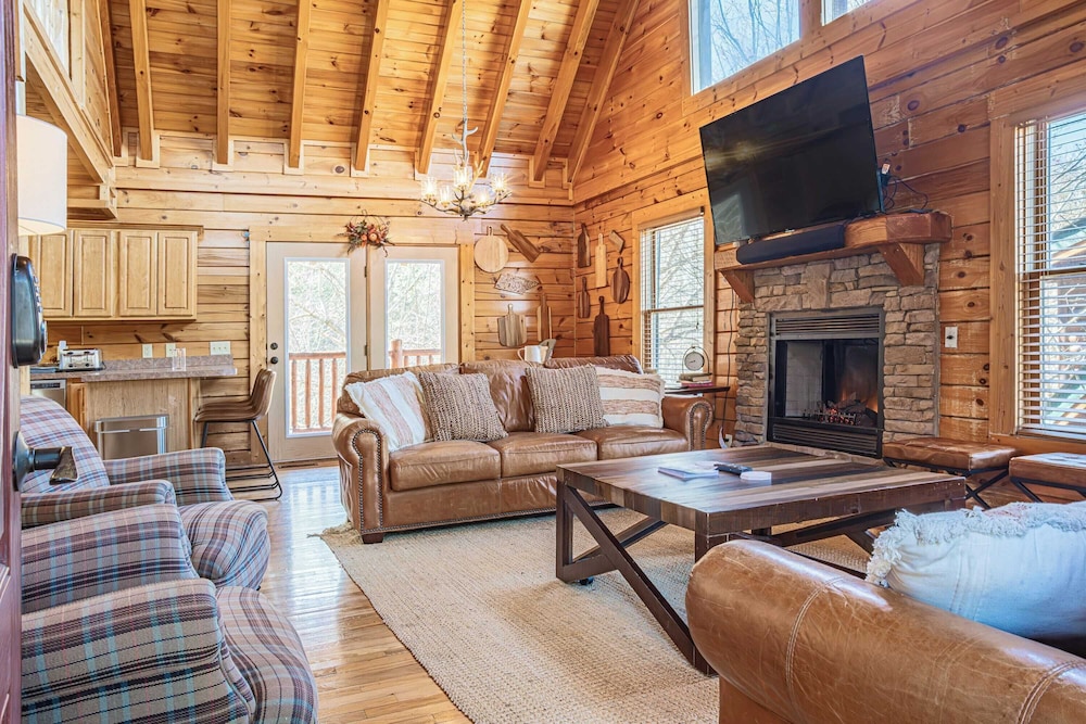 Bear Creek Way by Avantstay Hot Tub, Game Room, Air Hockey, Near Dollywood & Smoky Trails