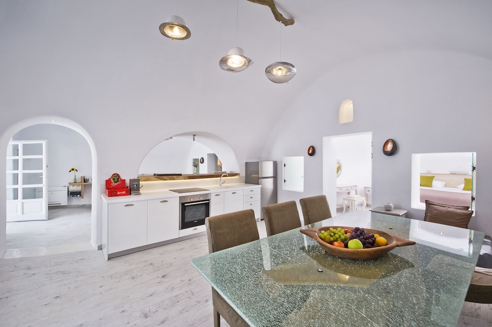 Hyperion Oia Suites