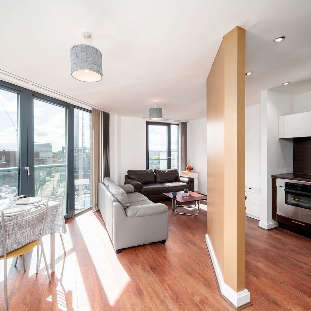 Stunning City Center 2 Bedroom Apartment I Parking view 3