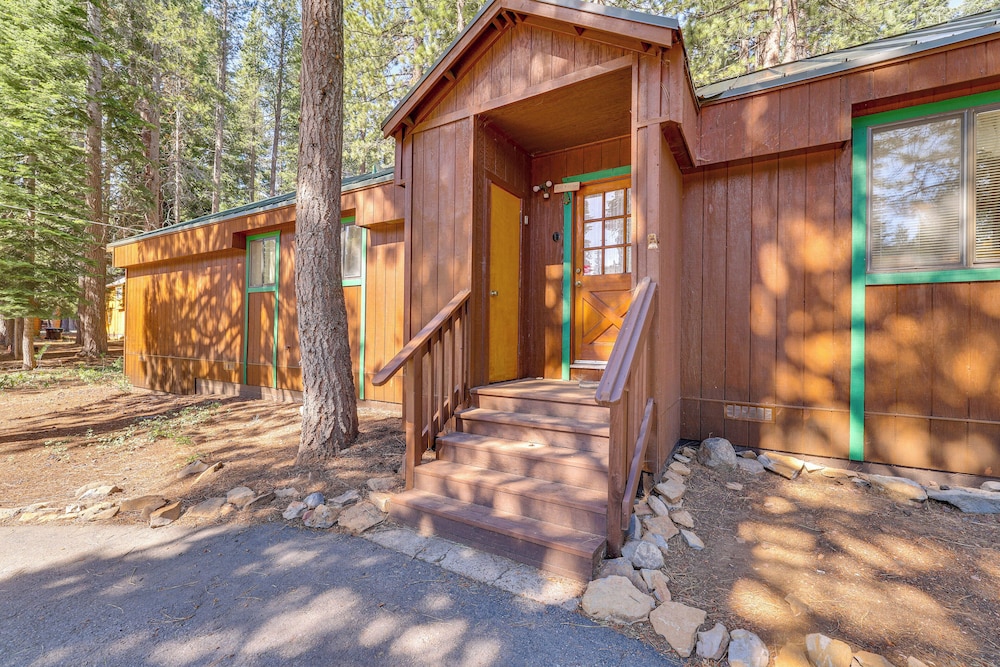 Quiet Truckee Retreat w/ Deck, 5 Mi to Donner Lake